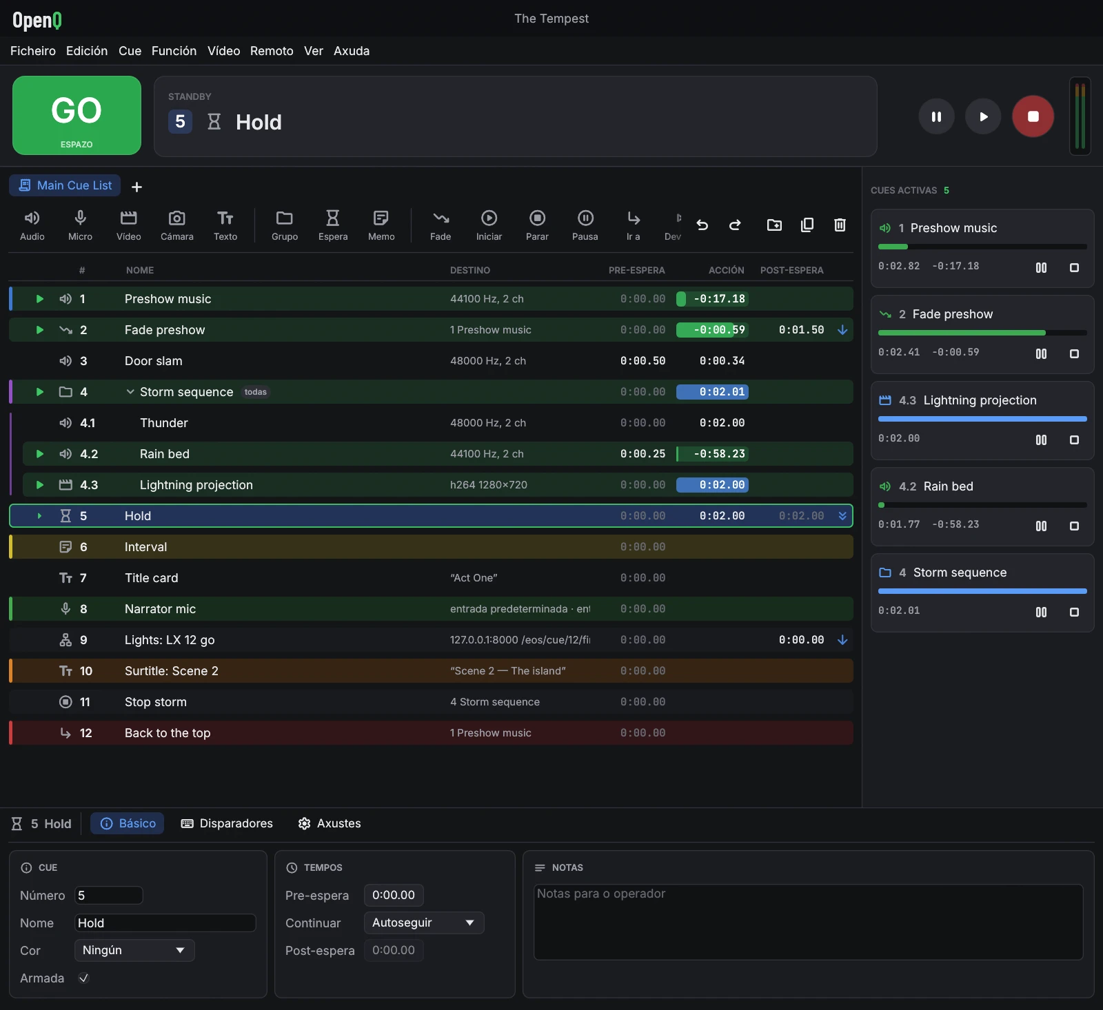 OpenQ levando un espectáculo: o botón GO, a cue en espera, unha lista con cues de audio, vídeo, texto, grupo, fundido e rede, e as cues que están a soar